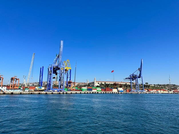 Be- und Entladen von Geräten im Seehafen