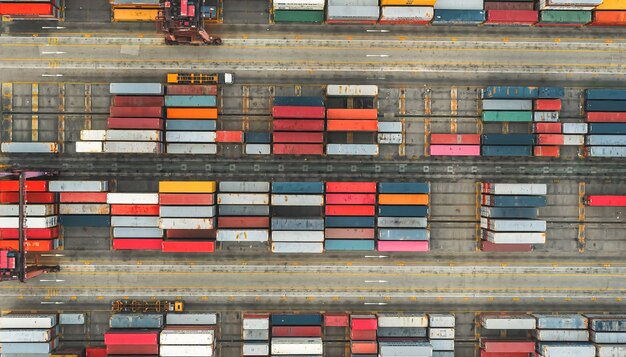 Foto be- und entladung von containerschiffen im seehafen hongkong