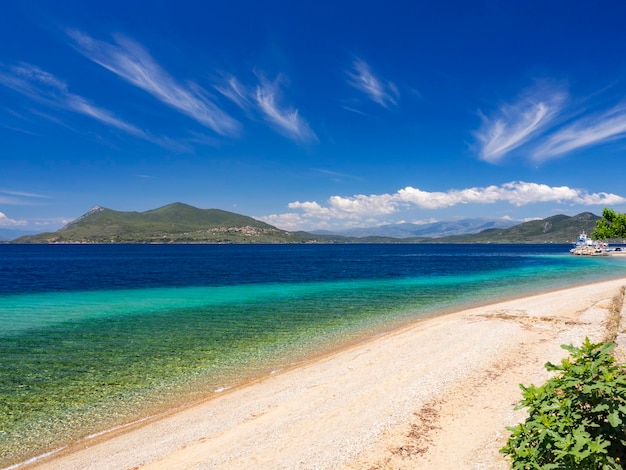 Beach balneario griego con las aguas termales de LoutraEdipsou en la isla Evia Eubea en el Mar Egeo