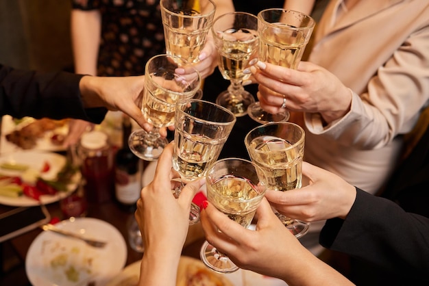 Beach Cheers Feiern Freundschaft Sommer Spaß Abendessen Konzept