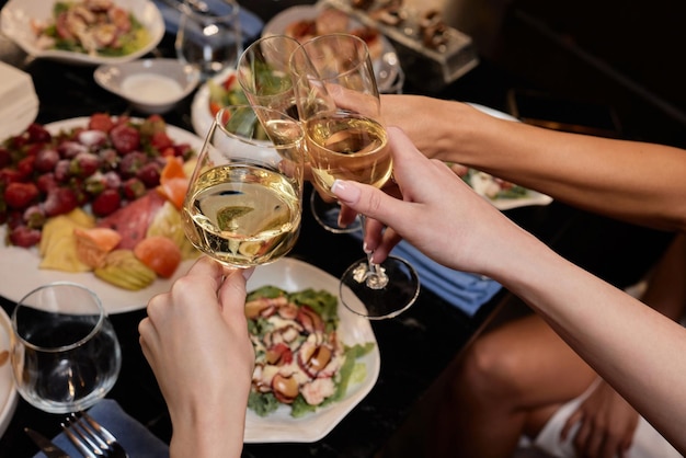 Beach Cheers Feiern Freundschaft Sommer Spaß Abendessen Konzept