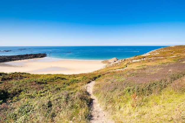 Beach Pit en la costa bretona en Francia, región del Cabo Frehel con su arena, rocas y páramos en verano