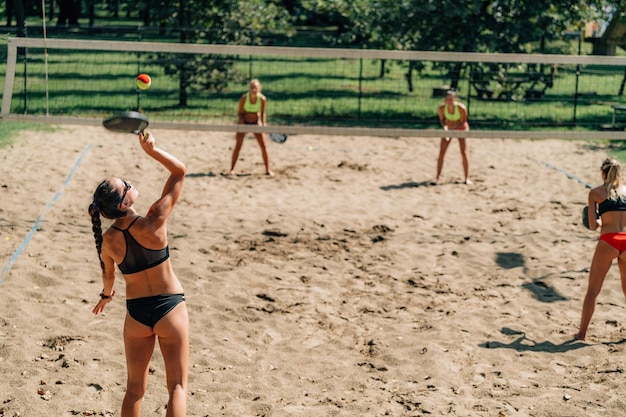 Beach-Tennis-Spieler, der den Ball dient