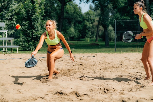 Beach-Tennis-Spieler schlägt den Ball