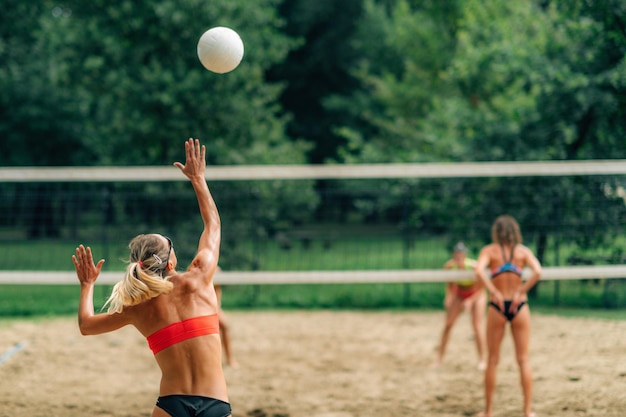 Beach-Volleyball-Service