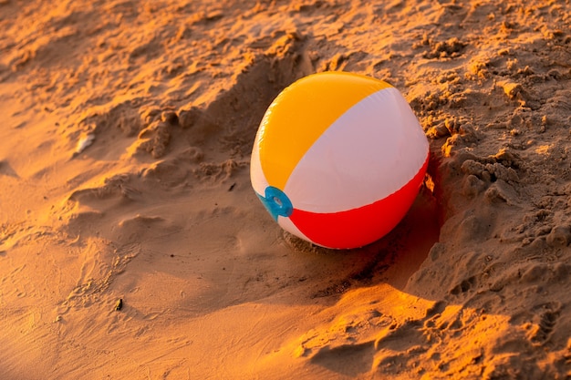 Beachball an der Küste bei warmem Sonnenuntergang