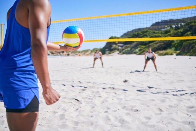 Foto beachvolleyball-sportarten und personen dienen als ballspiel-wettbewerb und spieltraining für fitness-herausforderungen. sommerspiel-rivalen-athleten und spieler-trainingsübungen und bereit, mit dem wettkampfspiel zu beginnen