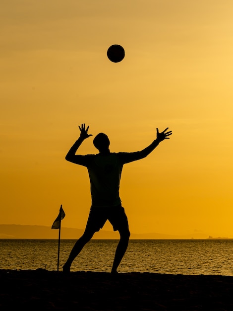 Beachvolleyballschattenbilder bei Sonnenunterganggelb