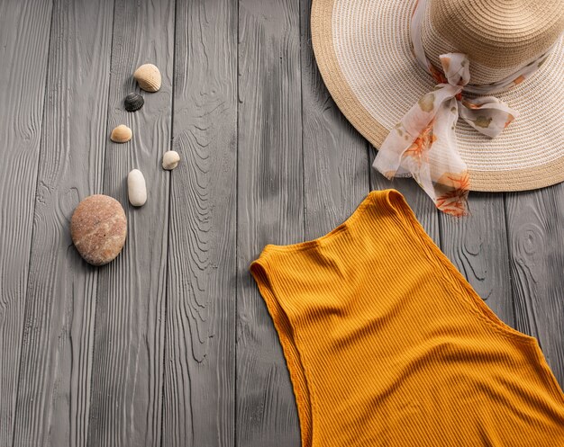 beachwear orange frau top outfit hut tasche sonnenschutz sonnenbrille kiesel. Sommer Hintergrund