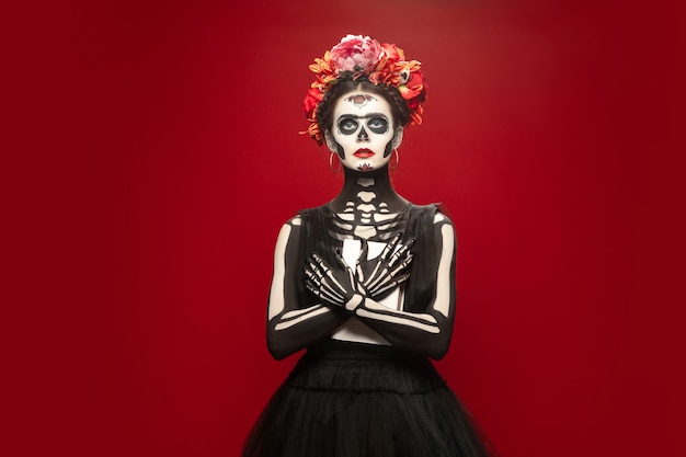 Beängstigend junges Mädchen wie Santa Muerte Saint Death oder Sugar Skull mit hellem Make-up