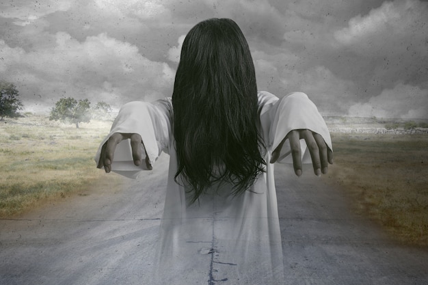 Beängstigende Geisterfrau, die mit dunklem Wolkenhintergrund steht. Halloween-Konzept