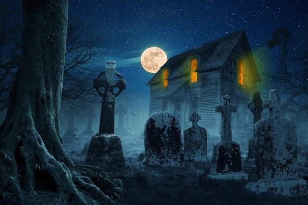 Beängstigendes Haus im Wald nahe dem Friedhof nachts mit Vollmond und Sternen Halloween-Ideenkonzept