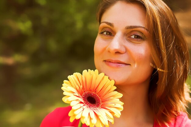 Beaituful mujer con gerber