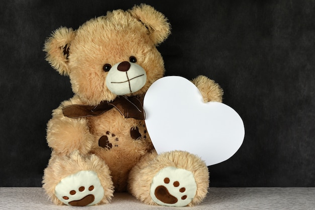Foto bear teddy com uma moldura em forma de coração te ama no dia dos namorados