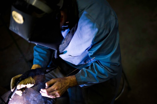 Bearbeitete Hände in der Industrie