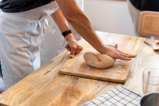 Bearbeitung des Teigs zur Schaffung des Bäckerei-Konzepts