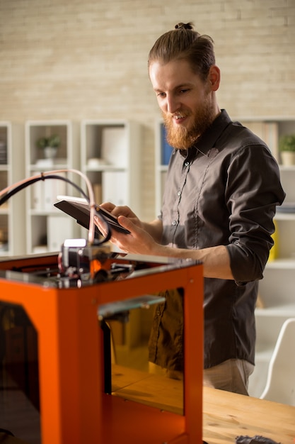 Bearded Designer mit 3D-Drucker