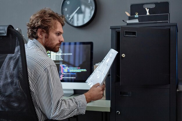 Bearded es Programmierer lesen Dokument