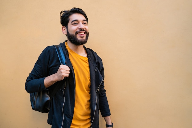 Beared hombre con mochila sobre sus hombros.