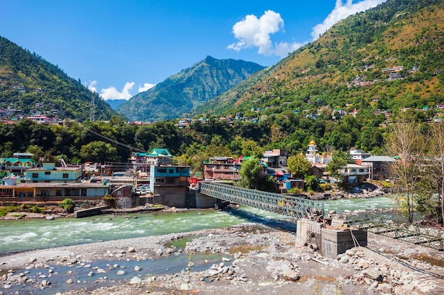 Beas-Fluss in der Nähe der Stadt Kullu in Indien