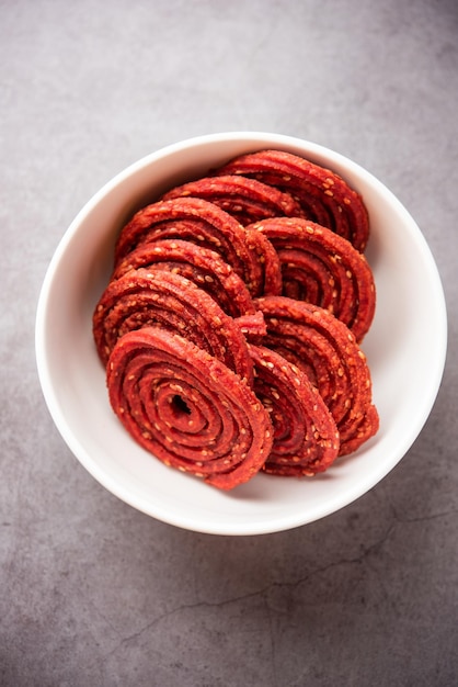 Beatroot chakli murukku Beetroot chakli un bocadillo frito en espiral de la India hecho en el festival Diwali