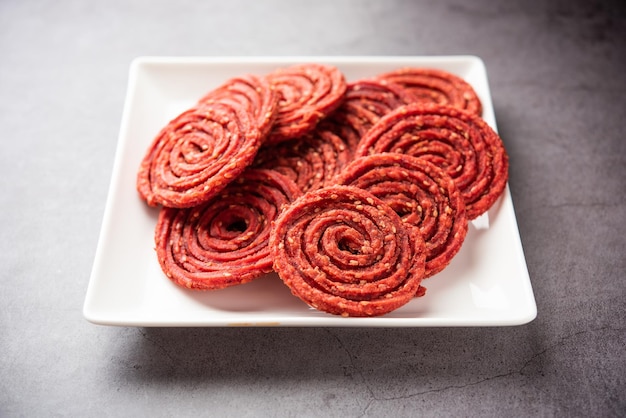 Beatroot chakli murukku Beetroot chakli un bocadillo frito en espiral de la India hecho en el festival Diwali