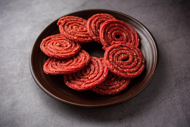 Beatroot chakli murukku Beetroot chakli un bocadillo frito en espiral de la India hecho en el festival Diwali