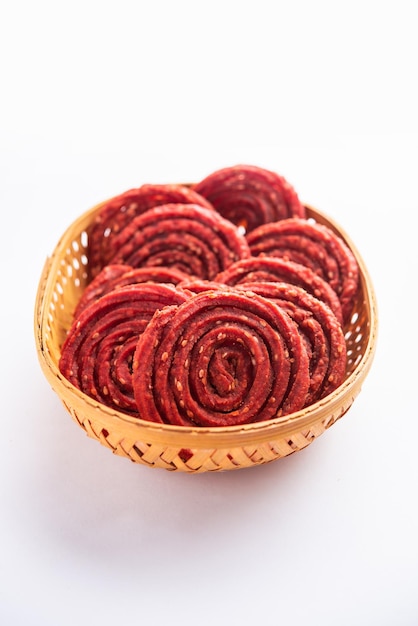 Beatroot chakli murukku Beetroot chakli un bocadillo frito en espiral de la India hecho en el festival Diwali