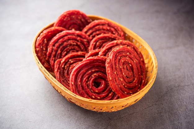 Beatroot chakli murukku Beetroot chakli un bocadillo frito en espiral de la India hecho en el festival Diwali