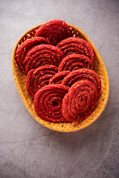 Beatroot chakli murukku Beetroot chakli un bocadillo frito en espiral de la India hecho en el festival Diwali