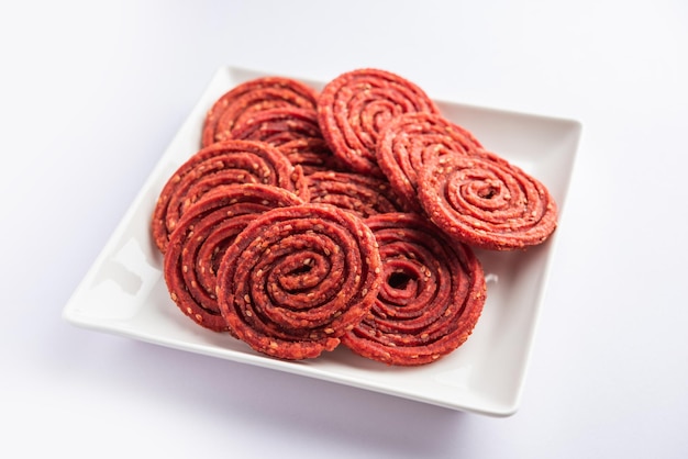 Beatroot chakli murukku Rote-Bete-chakli ein spiralfrittierter Snack aus Indien, der beim Diwali-Fest hergestellt wird