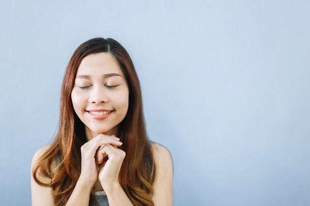 Beaty enfrentar jovem mulher asiática com sorriso e mostrar sua pele saúde excepcional.