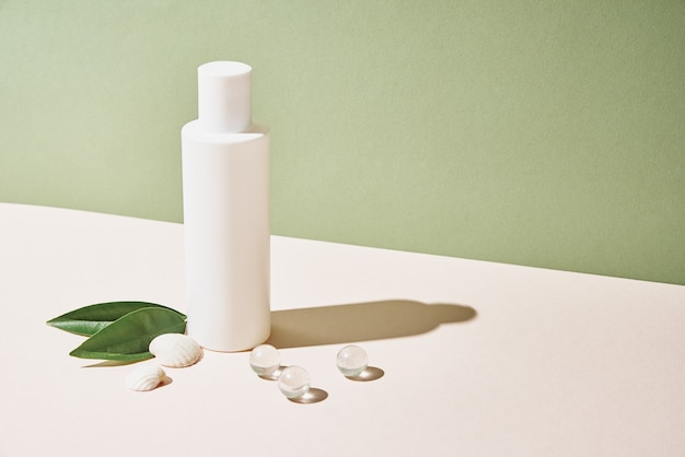 Beaty Produktpaket Kosmetikflasche auf pastellgrünem Hintergrund Kosmetikmodell