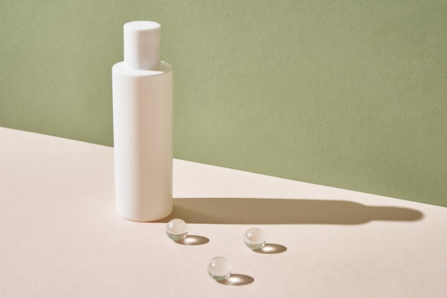 Beaty Produktverpackung Kosmetikflasche auf pastellgrünem Hintergrund Kosmetik-Mockup