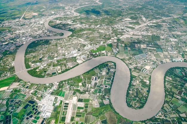 Beautiful curve river foi filmado no avião ao meio-dia. ele pode ver a agricultura e o vale ao redor.