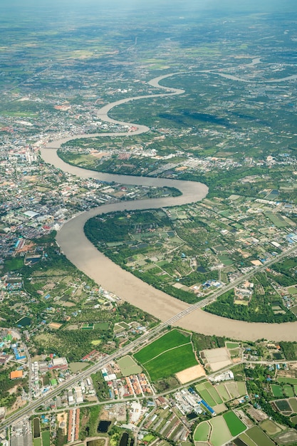 Beautiful Curve River fue filmado en el avión al mediodía. Puede ver la agricultura y el valle a su alrededor.