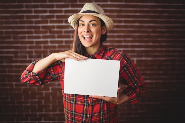 Beautiful hipster mostrando cartão branco