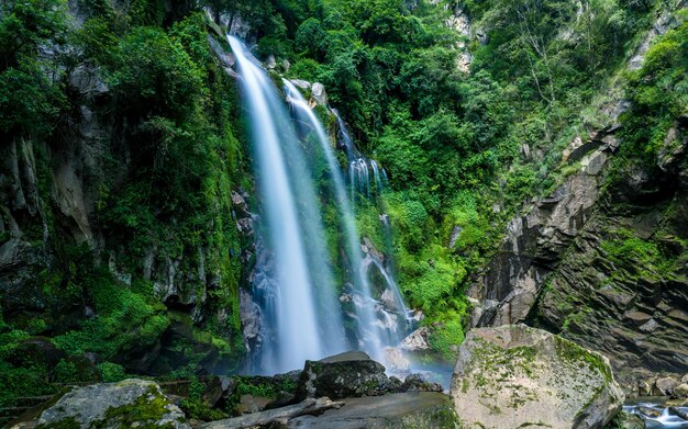 Beautiful paisagem vista cachoeira em makwanpur nepal