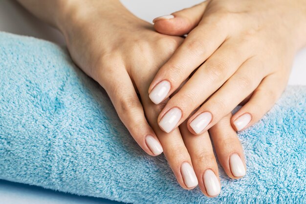 Foto beautiful woman hands spa und manikürkonzept weibliche hände mit rosa maniküre