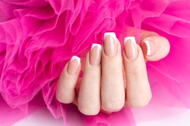 Foto beautiful woman hands spa und manikürkonzept weibliche hände mit rosa maniküre