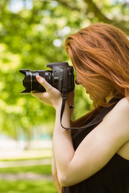 Foto beautiful woman photographer at park