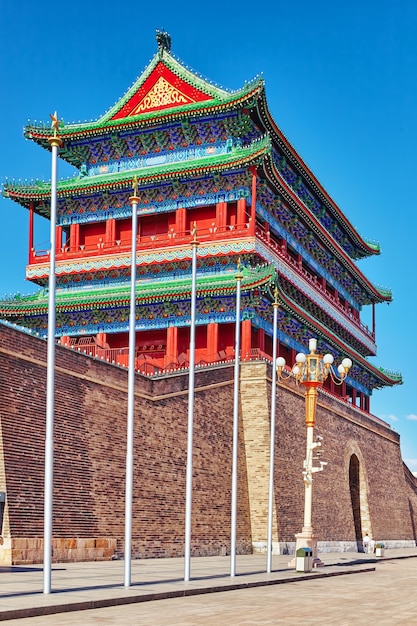 Beautiful zhengyangmen gate (qianmen gate). este famoso portão está localizado ao sul da praça tiananmen, em pequim, china