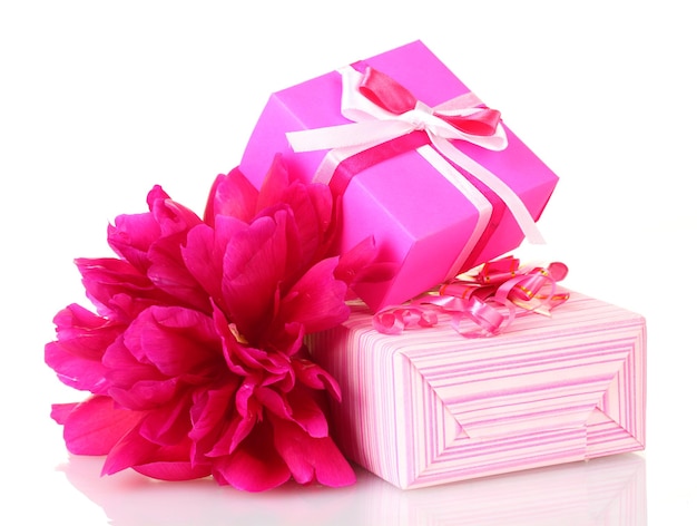 Foto beautirul regalos rosas y flor de peonía aislado en blanco