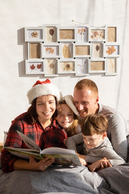 Foto beautiul familia con concepto de navidad