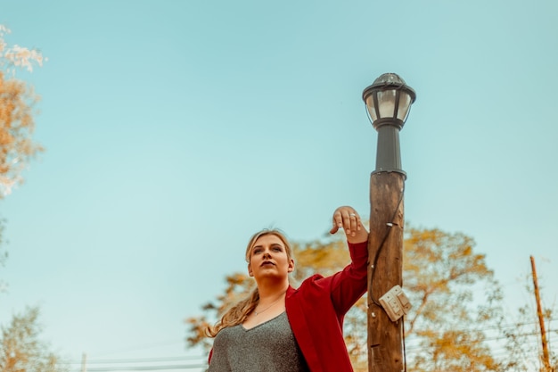 Foto beautul mujer morena en elegante vestido posando en el parque