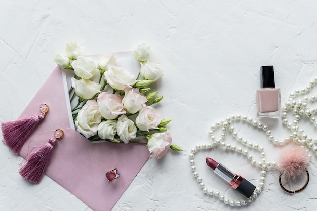 Beauty-Blog-Konzept Accessoires, Blumen, Kosmetik und Schmuck auf weißem Hintergrund Womens Day conceptWoman Mode-Accessoires Eustoma Kosmetik und Schmuck auf rosa Hintergrund Exemplar