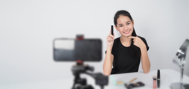 Beauty Blogger Asian Teen Frau sitzt vor der Kamera und Live-Übertragung