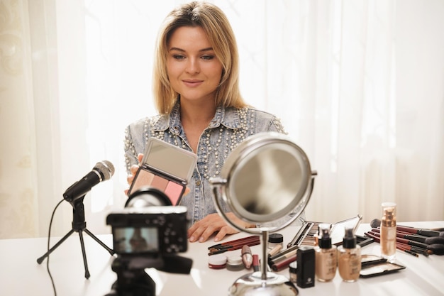 Beauty-Bloggerin mit Rouge-Palette nimmt Video für ihre Follower auf