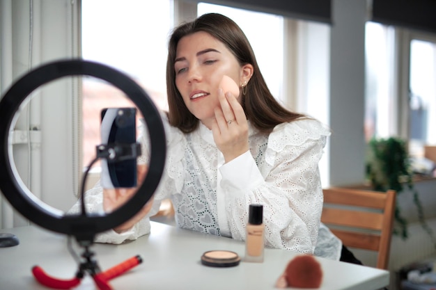 Beauty-Blogging-Technologie und People-Konzept Porträt einer glücklich lächelnden Bloggerin mit Ringlig