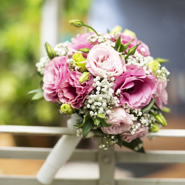 Beauty Bouquet Hochzeit auf dem weißen Stuhl eingefügt